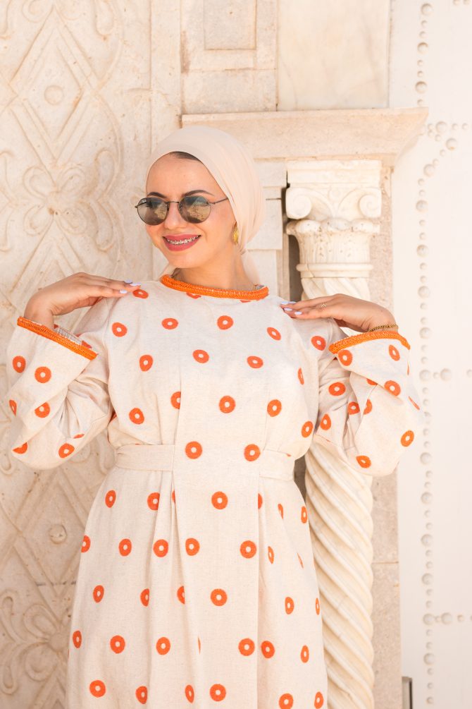 Robe orange modeste chez Lunar